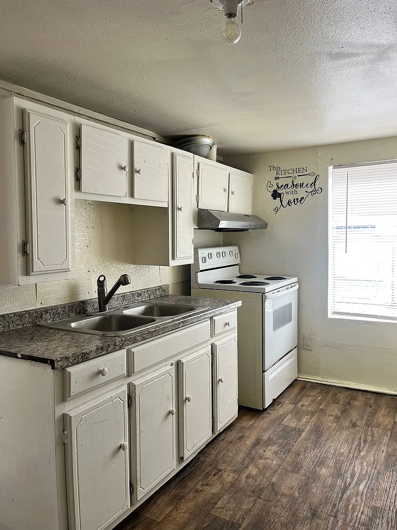 3 Bedroom / 1 Bath Home Near Downtown — Photo 4