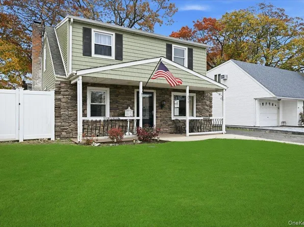 233 S Alleghany Avenue, Lindenhurst, NY 11757