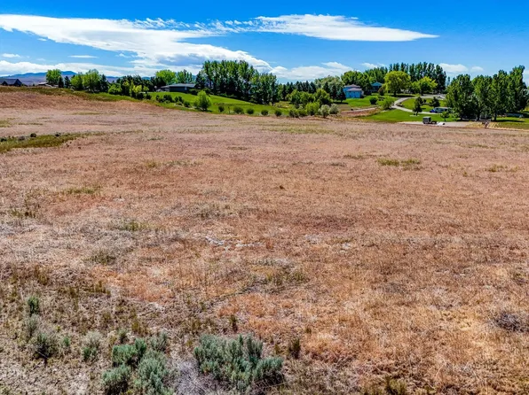 2 Snake River Dr, American Falls, ID 83211