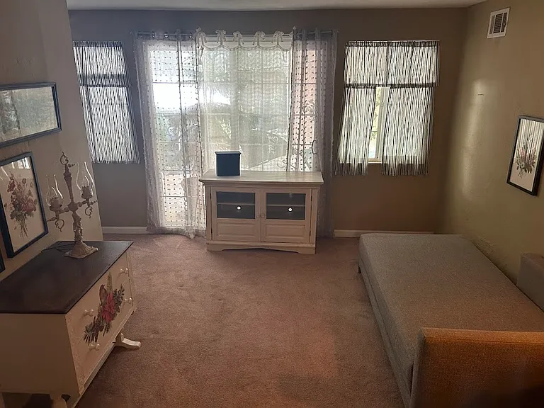 460 Bristol Ave — Photo 11