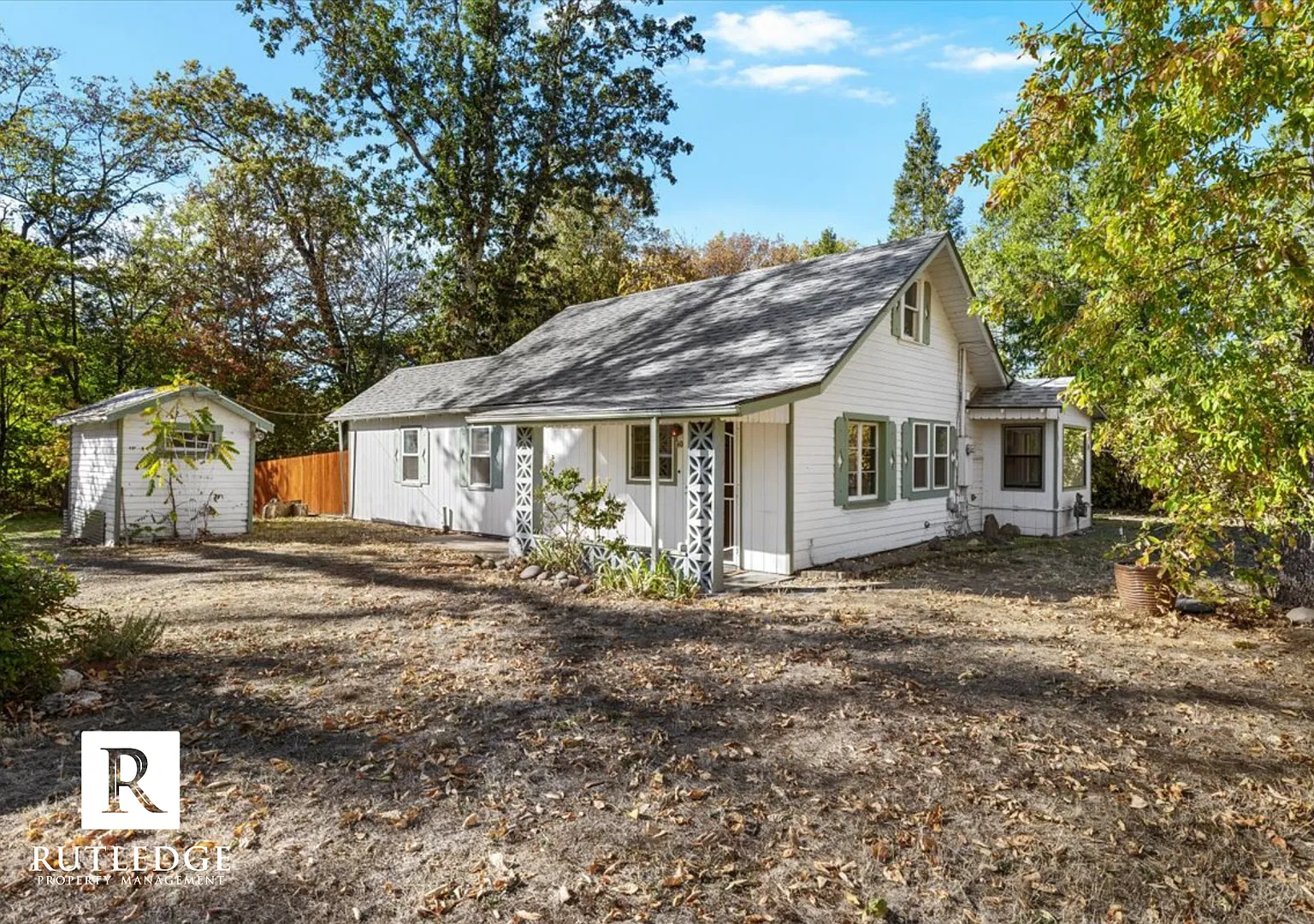 Beautiful 3 Bedroom Home on 1.25 Acres in Shady Cove — Photo 1