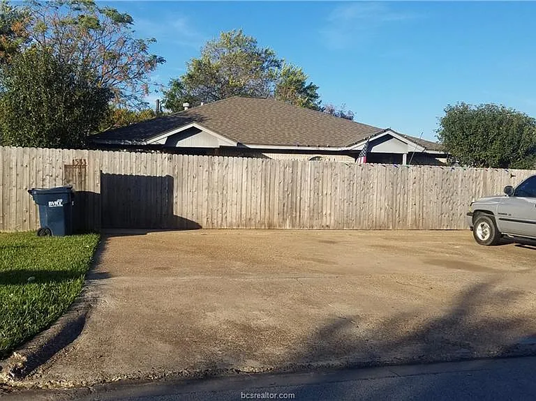 1533 Hillside Dr — Photo 3