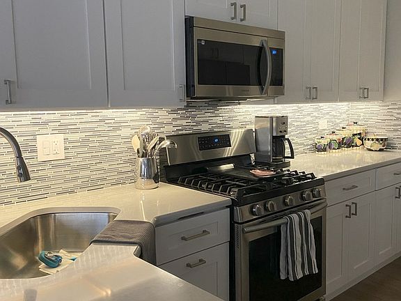 5th image of 11 Stratford Ct