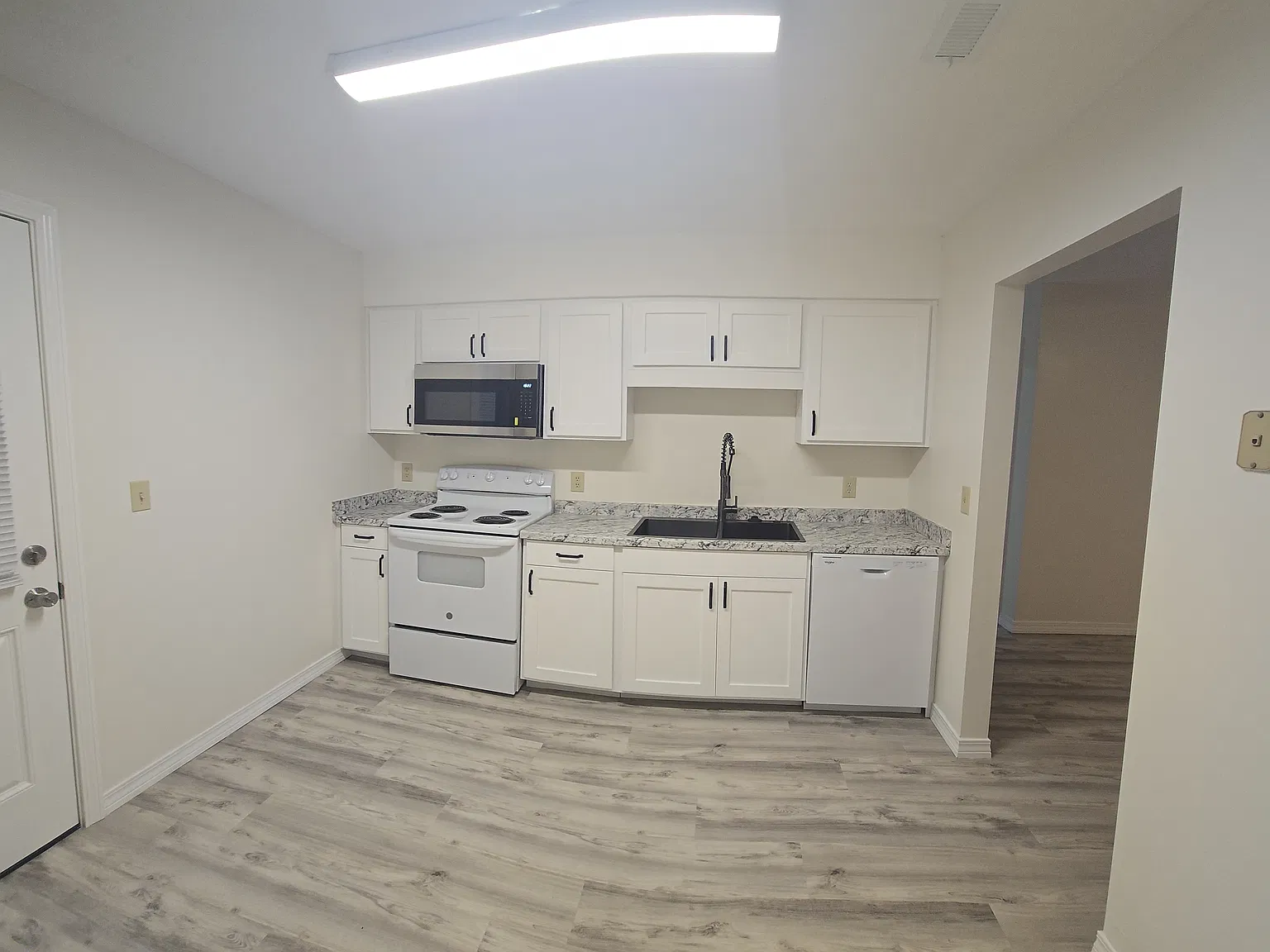 2 bed, 845 sqft, $1,350 — Photo 3