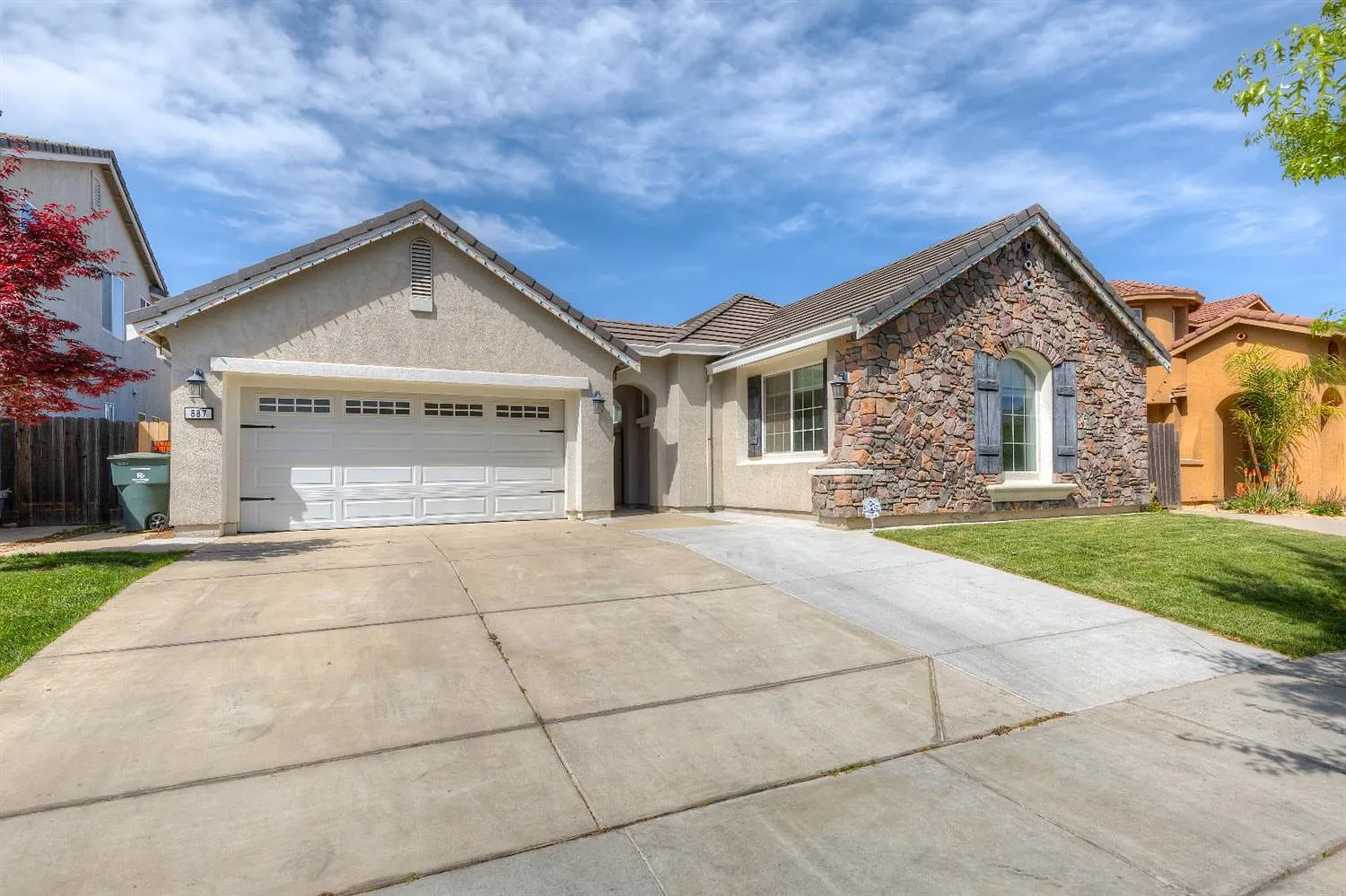887 Oxford Ct photo 1