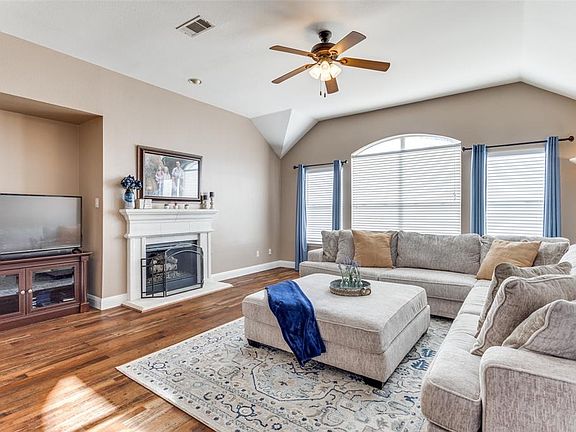 4th image of 3832 Gillespie Dr