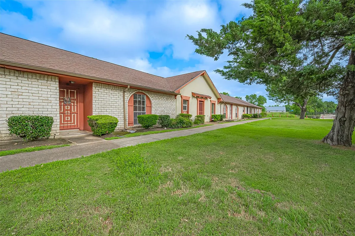 Building Photo - 12223 Sharpview Dr