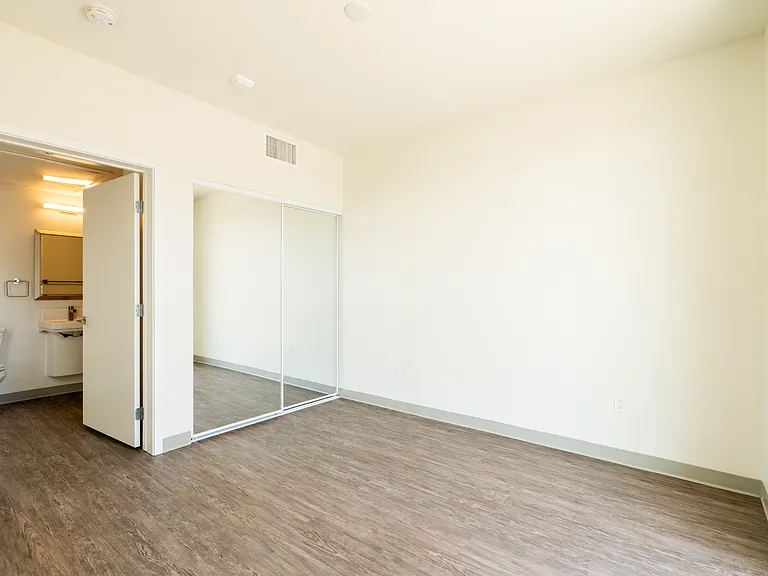2828 Broadway — Photo 22