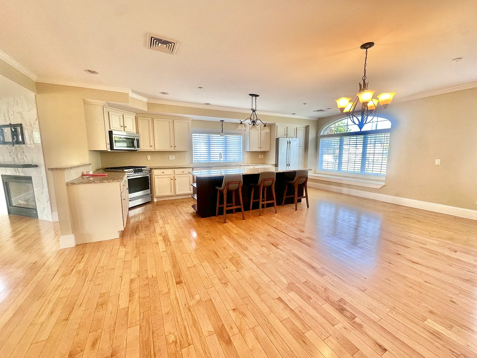 3 bed, 2.5 bath, 2517 sqft, $4,250 — Photo 2