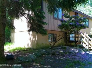 1170 Tree Top Dr, Tobyhanna, PA 18466