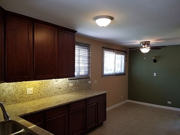 5th image of 370 Sherry Ln