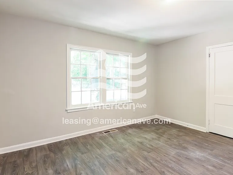 1659191_012_bedroom_13.jpg