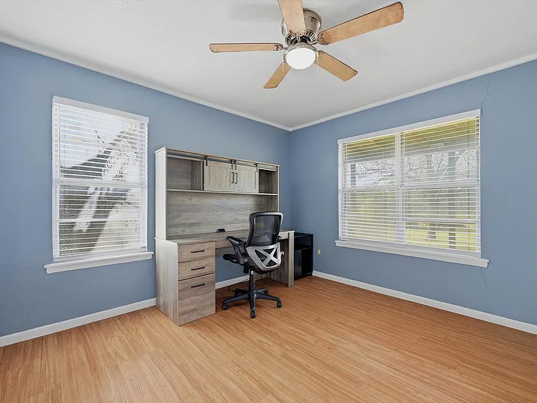 600 E South St — Photo 16