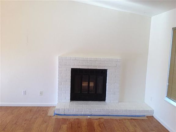 LIVINGROOM WITH FIREPLACE