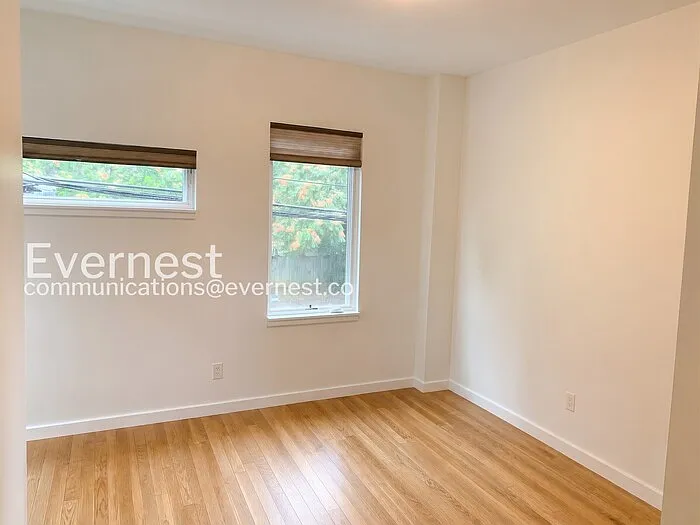 209 Robinson Square Aly — Photo 14