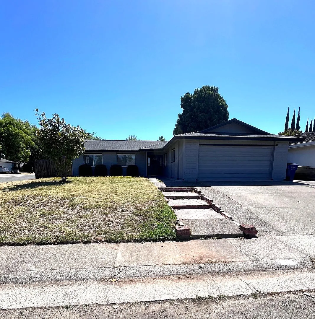 Updated 3 Bedroom House W/ Rv Access!! — Photo 1
