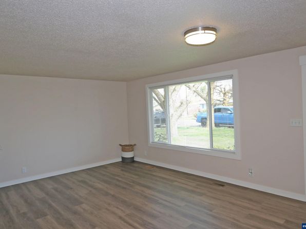 salem-oregon-449355435 picture