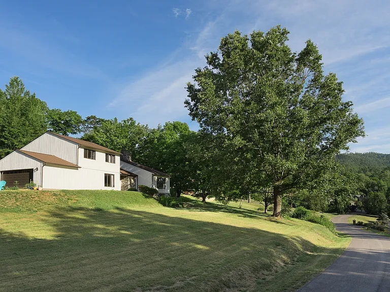 Beautiful neighborhood with quiet streets.