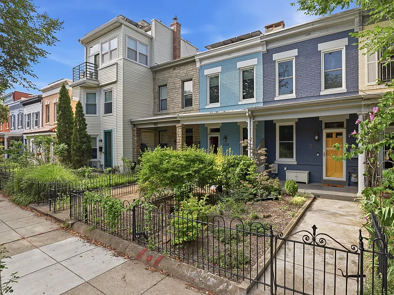 1526 D St SE #1 — Photo 2