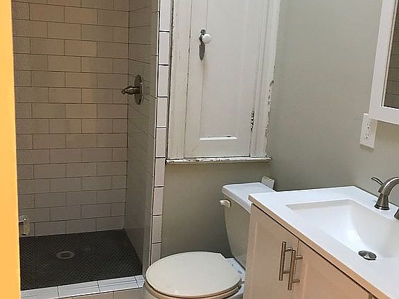 3rd image of 5604 Woodbine Ave