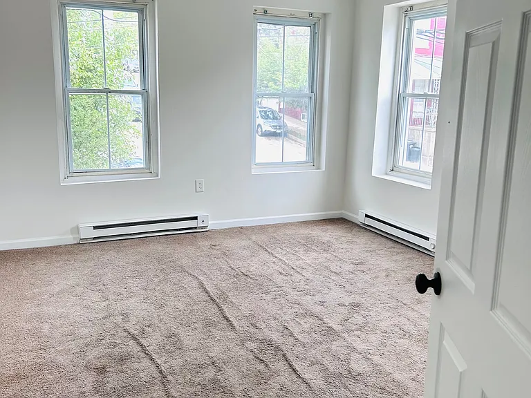 389 E Hector St — Photo 23
