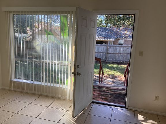 4th image of 109 Lake Forest Blvd
