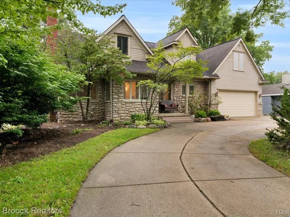 2175 Langham Dr, West Bloomfield, MI 48323