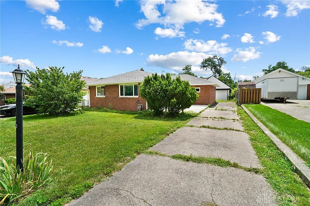 136 Swallow Dr photo 1