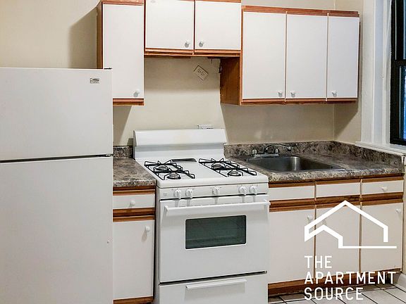 2nd image of 1943 W Winnemac Ave APT Gdn