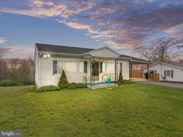 761 Fairview Dr, Berkeley Springs, WV 25411