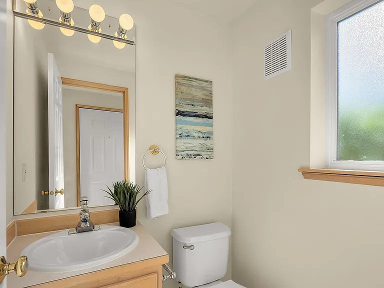 1/2 main floor bathroom.