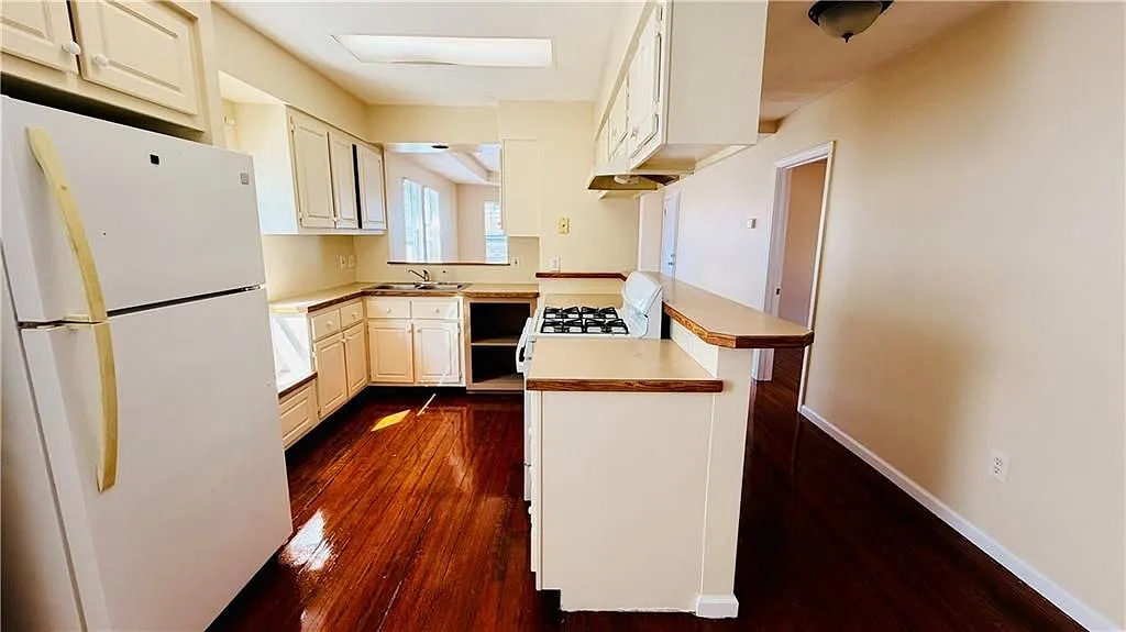 3 bed, 1.0 bath, 1064 sqft, $1,900 — Photo 2