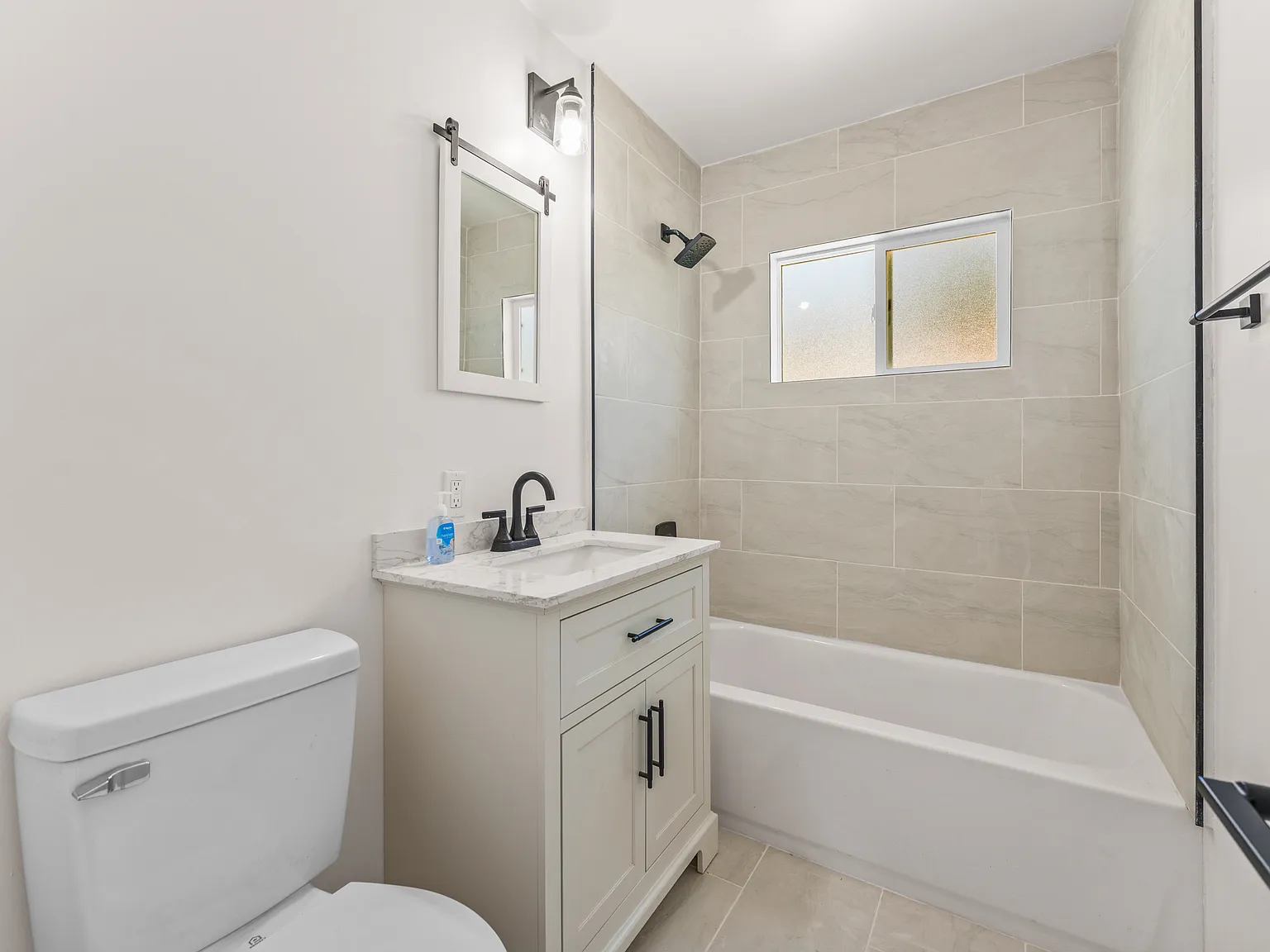 3 bed, 1008 sqft, $3,650 — Photo 3