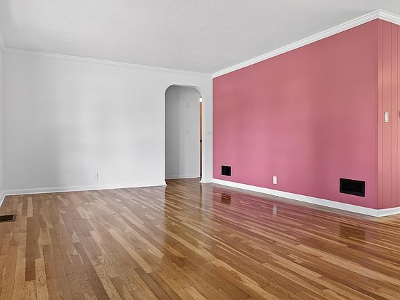4th image of 1001 N Park St
