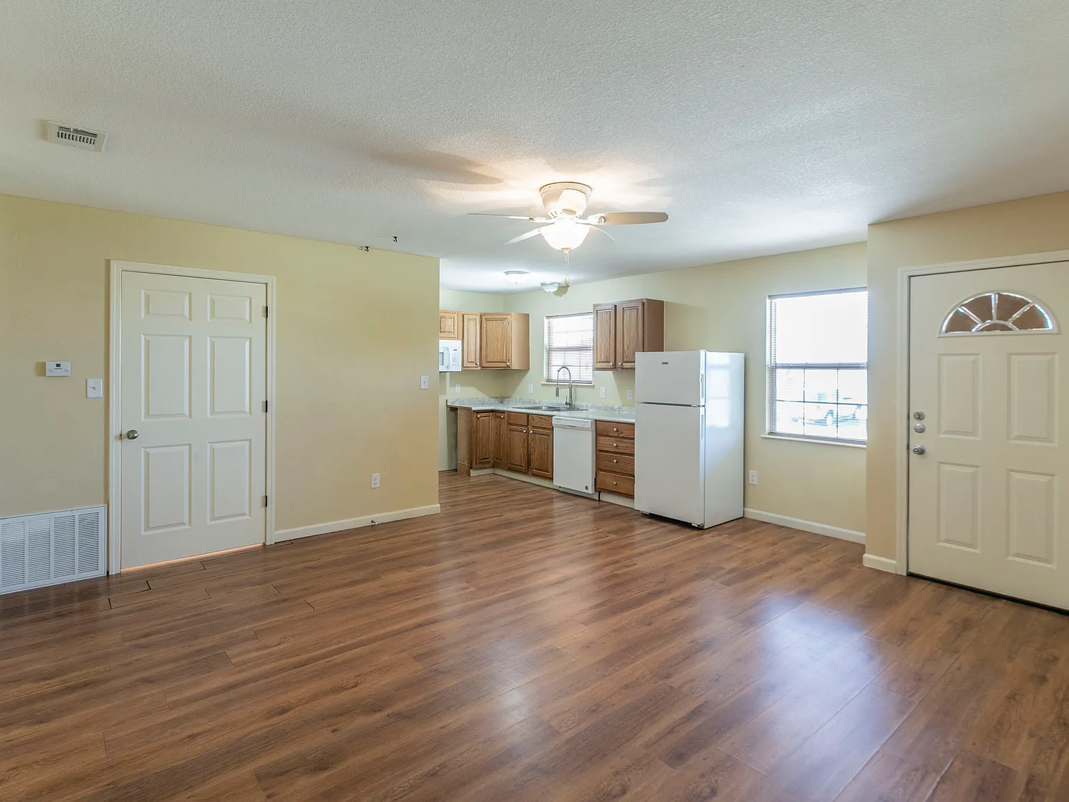 3 bed, 1160 sqft, $1,400 — Photo 2