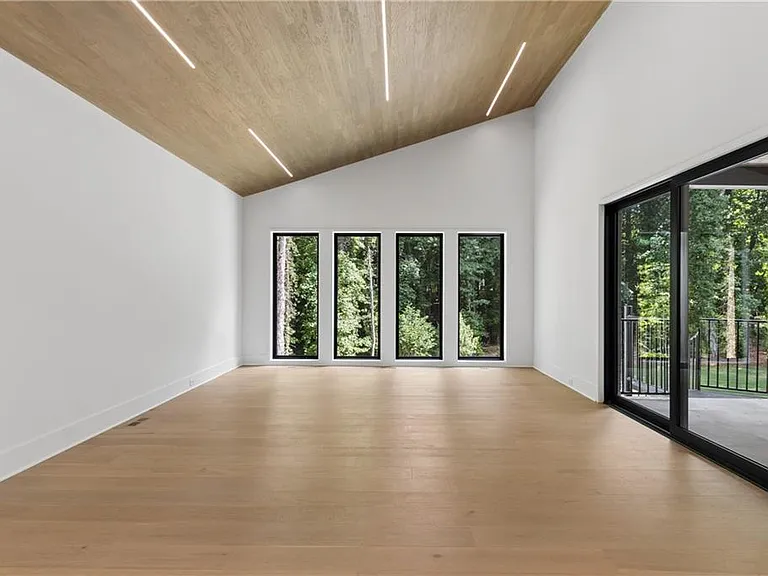 1000 Clementstone Northeast Dr — Photo 16