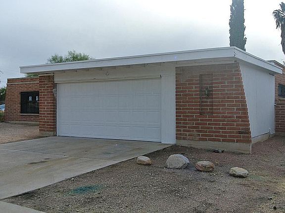 2 car enclosed garage