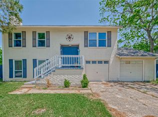 609 E Castle Harbour Dr, Friendswood, TX 77546