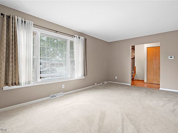 3rd image of 401 Windsor Dr