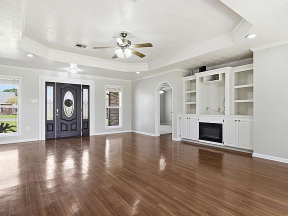 4th image of 711 Royale Dr