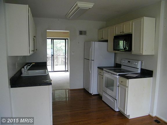 3rd image of 933 Barton Oaks Pl
