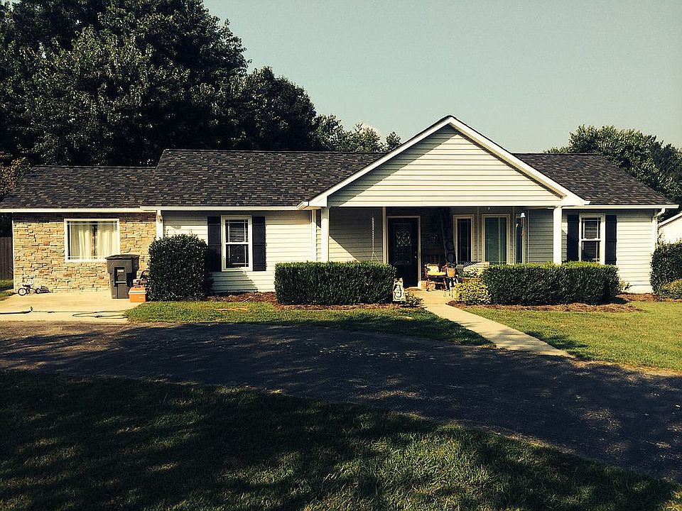 2nd image of 1520 Garden Ln