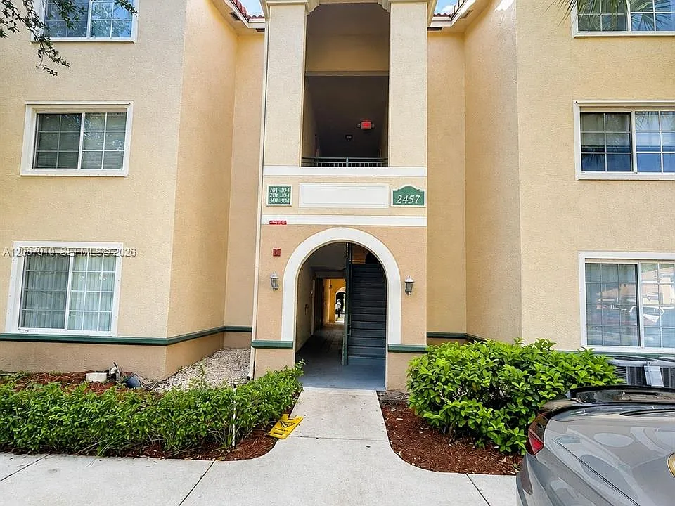 2457 Centergate Dr #203