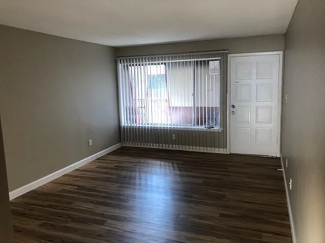 Cute 2 Bedroom Unit at Pier One with washer/dryer — Photo 3