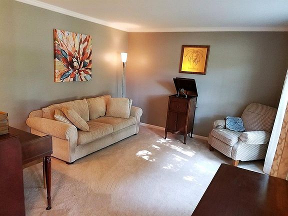 4th image of 7039 Crown Pointe