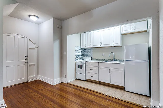 130 E Craig Pl — Photo 6