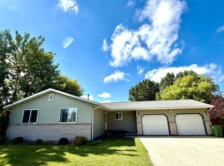 313 10th Ave NE, Roseau, MN 56751