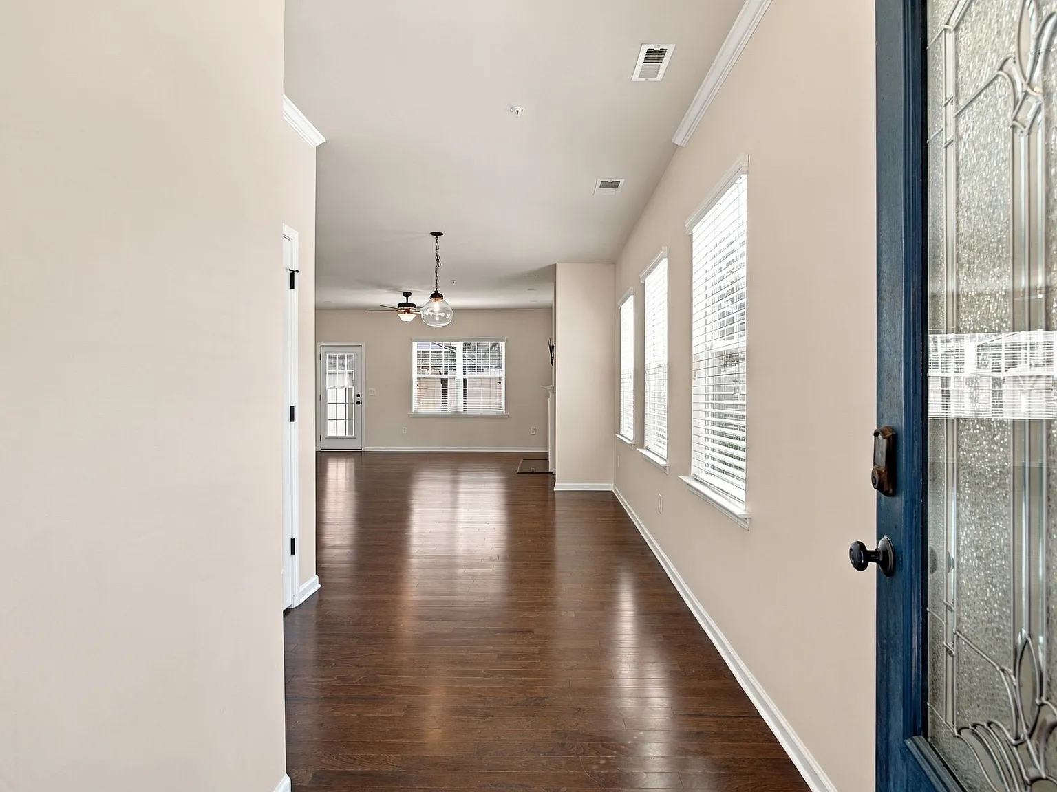 3 bed, 2.5 bath, 1980 sqft, $2,100 — Photo 4