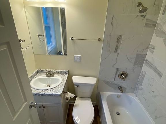5th image of 904 W Dakota St #1