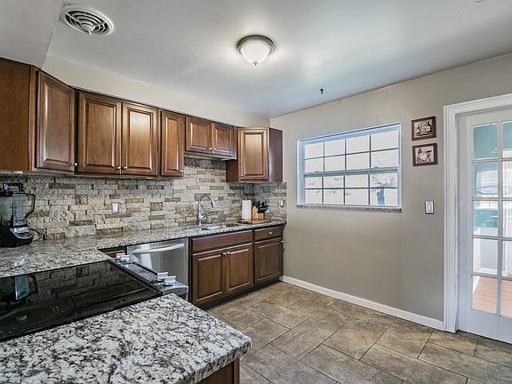3rd image of 1549 Young Ave